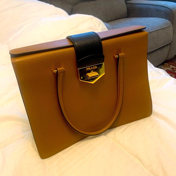 Prada bag - Picture 1 of 8